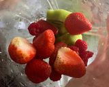 Foto del paso 2 de la receta: Smoothie de kiwi, con frambuesa y fresas.🥝🍓😋