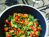 Ravioles con salsa de tomate sobre colchón de lechuga