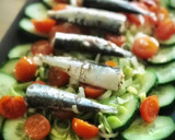 Foto del paso 3 de la receta: Ensalada de pepino, puerro y sardinillas con cherries