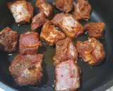 Foto del paso 2 de la receta: Costillas adobadas con patata y alcachofas