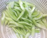 西芹炒牛肉的食譜步驟1照片