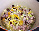 Foto del paso 8 de la receta: Pavo de Navidad con relleno de frutos secos, frutas, longaniza ibérica y cava