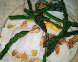 Foto del paso 4 de la receta: Huevos fritos, ajos y yemas de espárragos