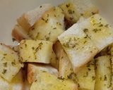 Foto langkah ke 2 dari resep Simple Croutons.