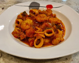 Foto del paso 5 de la receta: Chipirones encebollados con tomate y gambas