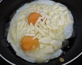 Hình bước làm 2 của món Trứng opla phô mai kéo sợi
