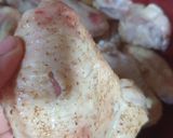 صورة لخطوة 3 من وصفة اجنحة دجاج مشوية في الفرن بتتبيلة سحرية 🍗