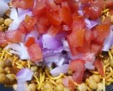 A picture of step 2 of Namkeen mixture bhel.