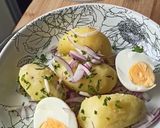 Une image de l'étape 2 de Salade de pommes de terre, oeufs, mayonnaise blanche et herbes.