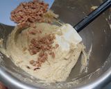 Une image de l'étape 5 de Cake aux éclats de caramel et fruits confits.