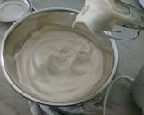 Foto langkah ke 2 dari resep Simple Strowberry sponge cake.