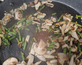 Foto del paso 3 de la receta: Paella de secreto de cerdo, espárragos trigueros y setas variadas