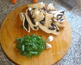 Foto del paso 4 de la receta: Muslitos de pollo deshuesados con salsa de champiñones y papas