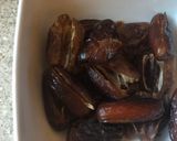 A picture of step 1 of Dates and sesame bites.