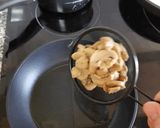 Foto del paso 5 de la receta Merluza con champiñones y salsa de cebolla con trufa
