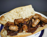Foto del paso 4 de la receta: Bocadillo de longanizas con queso y mermelada de bacon y cebolla