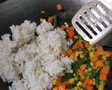 Foto langkah ke 2 dari resep Nasi goreng sayur sajiku.