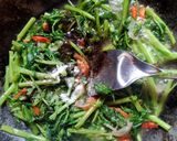 Foto langkah ke 3 dari resep Tumis Kangkung Telur Puyuh.