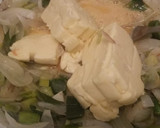 Foto del paso 2 de la receta: Tarta de cebolla, puerro y queso muy fácil