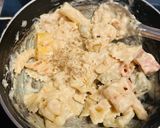 A picture of step 3 of Mix pasta in white sauce.