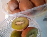 A picture of step 1 of Kiwi juice.