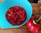 Une image de l'étape 1 de Confiture de fraises et de poivrons rouge épicé au paprika.