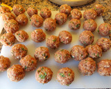 Foto del paso 1 de la receta: Albóndigas con salsa de almendra, aceitunas verdes y pasas de uva