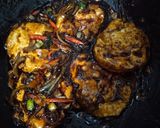 Foto langkah ke 3 dari resep Telur ceplok pedas manis.