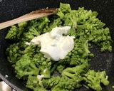 Une image de l'étape 8 de Poêlée de chou romanesco à la crème et emmental.
