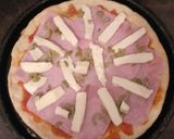 Foto del paso 6 de la receta: Pizza casera con salsa de tomate y jamón!!😜
