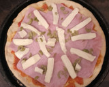 Foto del paso 6 de la receta: Pizza casera con salsa de tomate y jamón!!😜