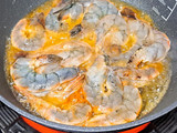 กุ้งผัดกระเทียมและเห็ดฟาง