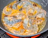 รูปขั้นตอนการทำที่ 2 ของ กุ้งผัดกระเทียมและเห็ดฟาง