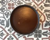 Foto del paso 3 de la receta: TARTA A LOS TRES CHOCOLATES FRÍA🍫