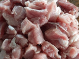 Carne de puerco con nopales en salsa de chile mora