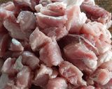 Foto del paso 3 de la receta: Carne de puerco con nopales en salsa de chile mora