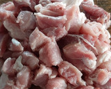 Foto del paso 3 de la receta: Carne de puerco con nopales en salsa de chile mora