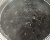 Foto del paso 1 de la receta: Tagliatelle nero di sepia con gulas y langostinos