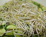 Hình bước làm 2 của món Dưa leo và giá xào bò