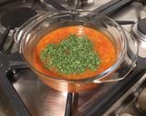 Une image de l'étape 5 de Sauce tomate épicée à l'ail, oignon et persil (pour pâtes).