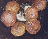 A picture of step 3 of Turai chhilka kofta with curry.