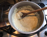 Foto del paso 2 de la receta: Empanadas de camarones y verdeo en salsa blanca