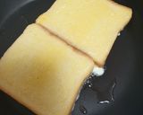 A picture of step 3 of Easy Egg 'n Cheese Sandwich.