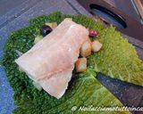 Foto del passaggio 4 della ricetta Involtini di verza con nasello, patate e olive nere
