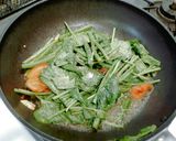 Foto langkah ke 3 dari resep Kangkung tumis tomat + tips kangkung tampil segar.