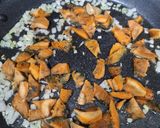 Foto del paso 3 de la receta: Arroz con butifarra negra y níscalos (rovellons)