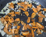 Foto del paso 3 de la receta: Arroz con butifarra negra y níscalos (rovellons)