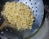 Foto langkah ke 1 dari resep Mi Ayam Bawang Carbonara.