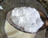 A picture of step 2 of Rose milkshake.