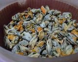 Foto langkah ke 1 dari resep Kerang madura saus tiram.
